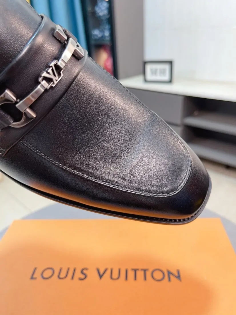 Men's Men's Shoes 💰458🌹🌹Niuli [LV] Louis Vuitton's new open-edge pigskin shoes are the most popular classic. Synchronized with the official website, the upper adopts Italian imported upper embossing➕comfortable cowhide lining, fashionable atmosphere, unique brand and unique craftsmanship. Highlighting the hot style of the new year. Stop hesitating, stop wandering, get it now. Code number: 38--44